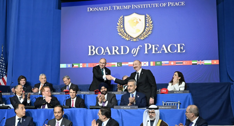 Hikmət Hacıyev:&nbsp;Sülh Şurasında Azərbaycan və Ermənistan liderlərinin əl sıxmasının dərin simvolik mənası var