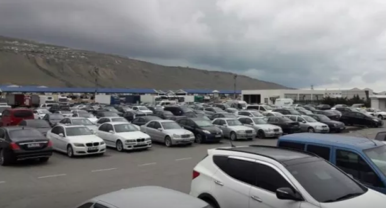 "Meyvəli Gömrüyü"ndə&nbsp;maşınların altından&nbsp;meyit tapıldı