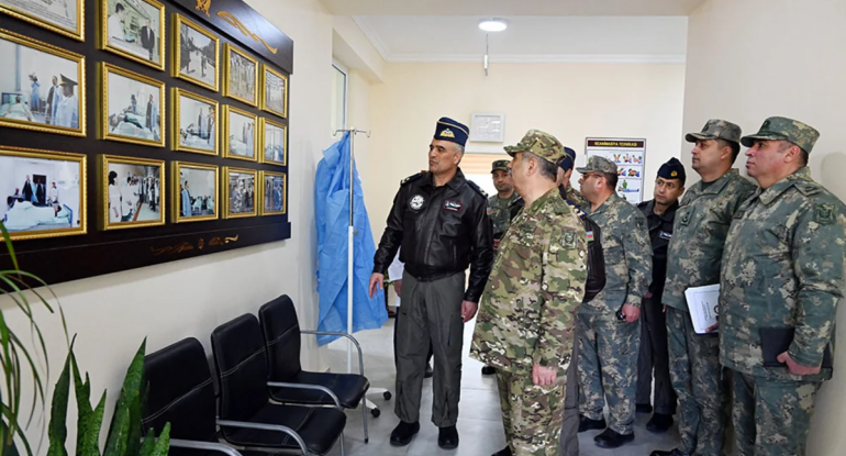 Müdafiə naziri Hava Döyüş Komandanlığına göstərişlər verib