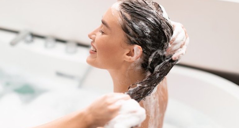İsti su ilə saç yumaq təhlükəlidir? - Dermatoloqdan xəbərdarlıq