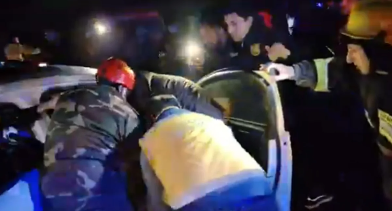 "Ford" dəmir səddə çırpıldı: Yaralı sərnişin xilas edildi - VİDEO