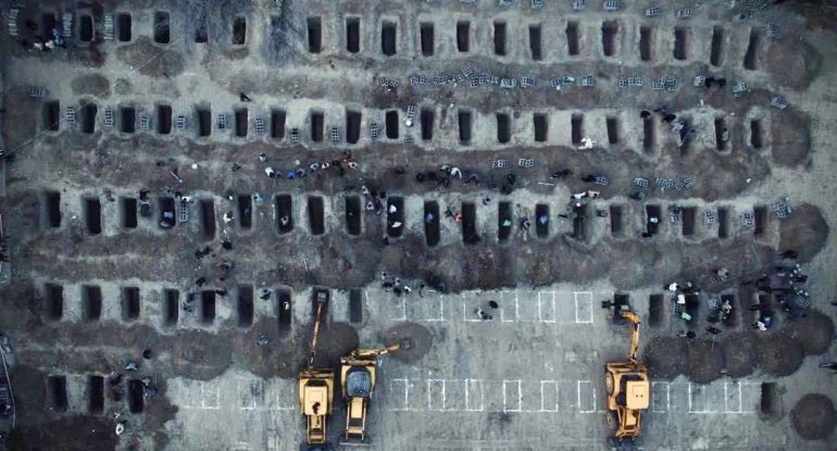 Məktəbin bombalanması nəticəsində ölən 160 şagirdə məzar qazıldı - FOTO