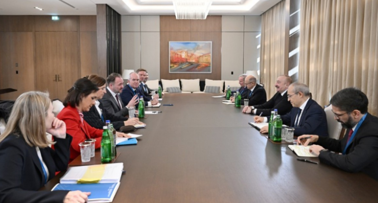 İlham Əliyev Avropa Komissiyasının enerji və mənzil siyasəti üzrə komissarını qəbul edib
