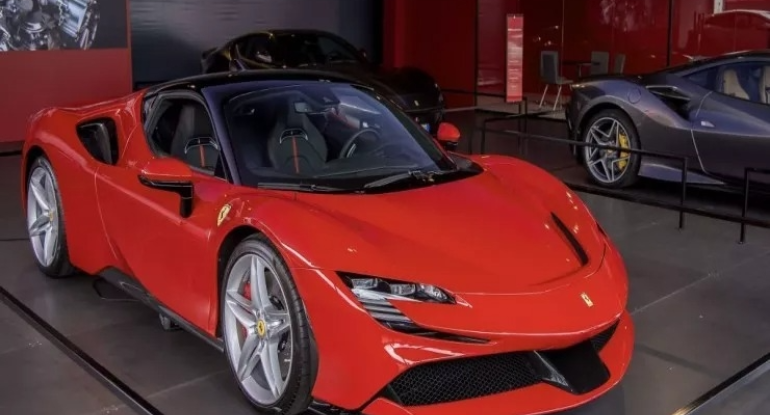 Sosial yardım alan evsiz kişi 250 min dollarlıq Ferrari sürəndə saxlanıldı