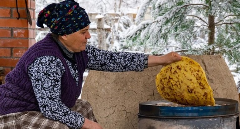 Oruclu halda yemək bişirən qadına qızıl hədiyyə edilməlidir? - İlahiyyatçıdan AÇIQLAMA