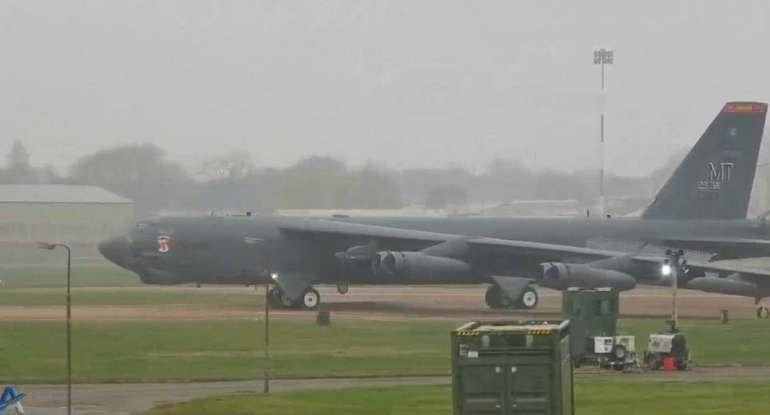 ABŞ-ın B-52 bombardmançı təyyarəsi Böyük Britaniyada - VİDEO