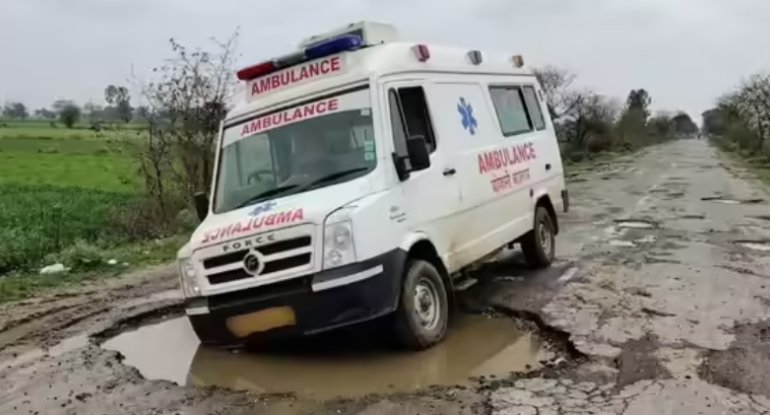 Təcili yardım maşını çuxura düşdü, ölü dirildi - Hindistanda - FOTO