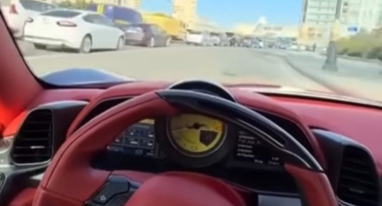 Bakıda &ldquo;Ferrari&rdquo; polisin gözü önündə görün nə etdi - VİDEO