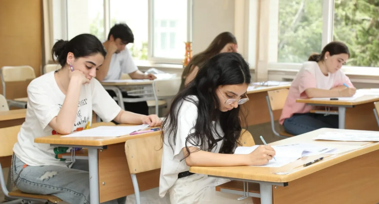 Bu gün 62 mindən çox şagird buraxılış imtahanı verəcək