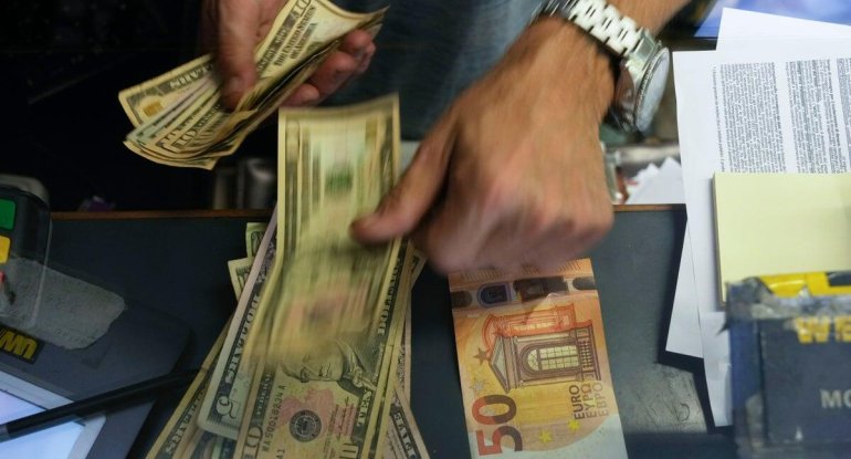 Dollar dəyişmədi, avro bahalaşdı