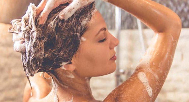 Duşda bu 7 səhvi etməyin: Dermatoloq xəbərdarlığı