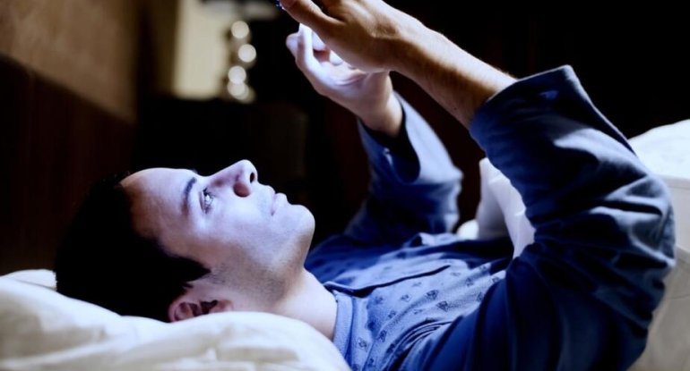 Telefon və kompüter gözünüzü necə zədələyir? - Mavi işığın təhlükələri