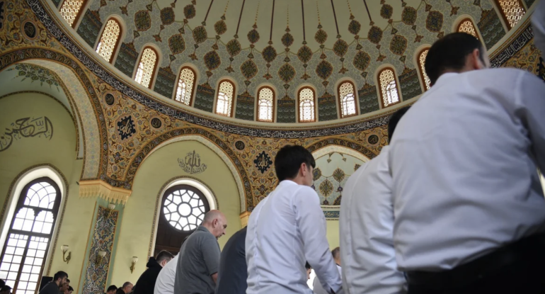 Təzəpir məscidində bayram namazı qılınıb