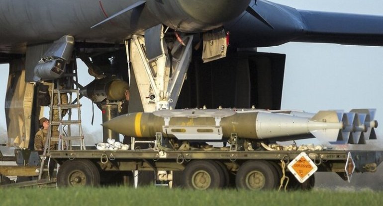 ABŞ-də B-52 bazası üzərində naməlum dronlar peyda olub