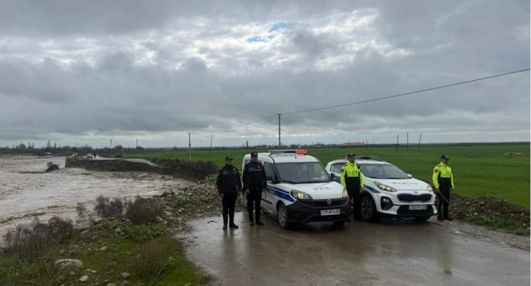 Azərbaycanda regional əhəmiyyətli yol su altında qalıb
