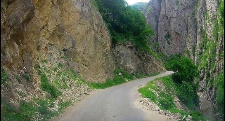 Bu yolda uçqun baş verdi - Hərəkət dayandırıldı