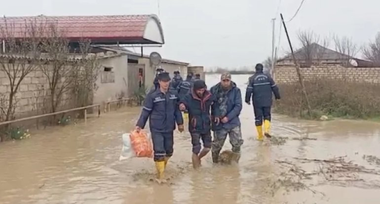 Xaçmazda intensiv yağışlar nəticəsində evlərə su dolub, 22 nəfər təxliyə edilib