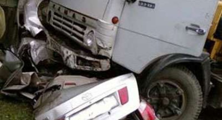 Minik maşını "Kamaz"a çırpıldı - ölən var