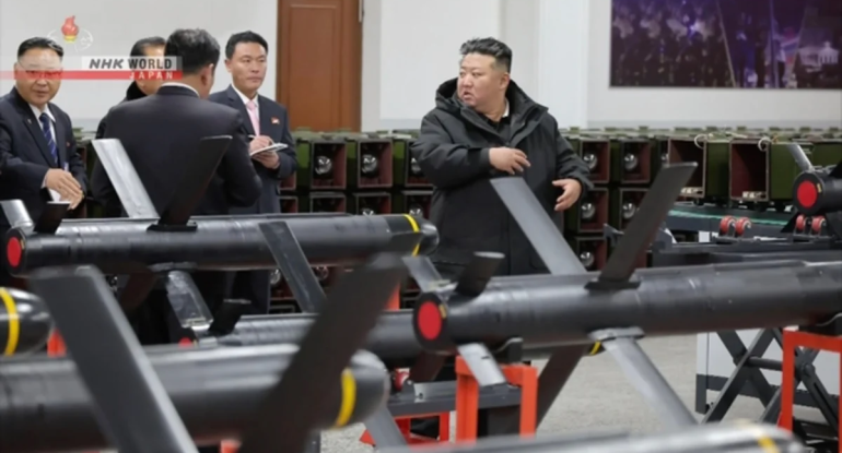 Kim Çen In xüsusi təyinatlıları yoxladı