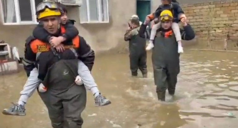 FHN su basmış ərazilərdən 278 nəfəri təxliyə edib