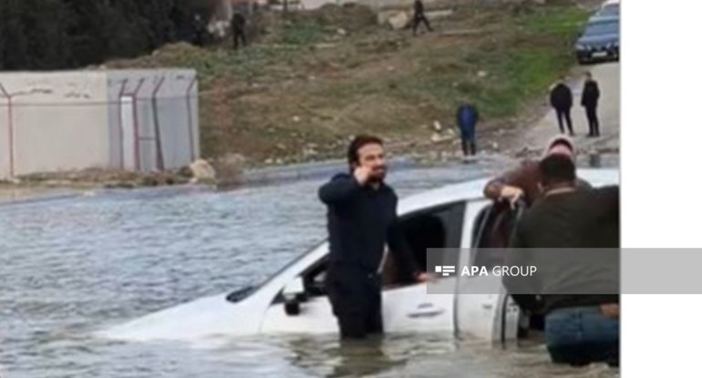 Bakı&ndash;Sumqayıt yolunda avtomobil gölməçəyə düşüb - FOTO