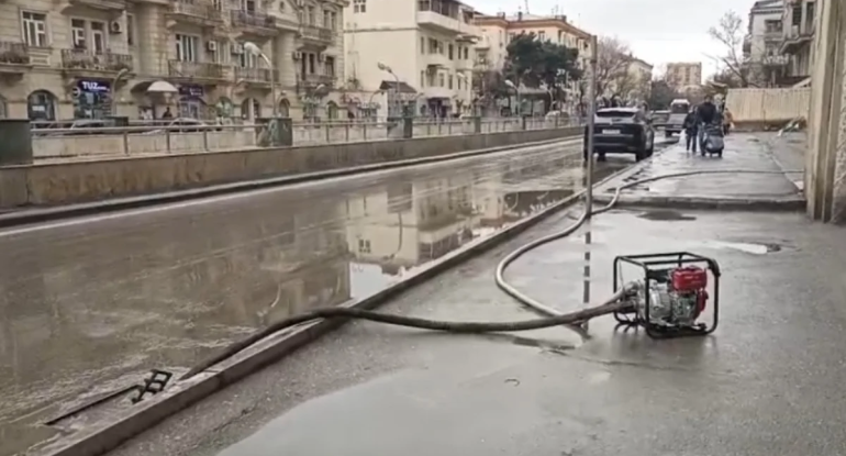 Bakı yollarında yağış suları xüsusi nasoslar vasitəsilə kənarlaşdırılıb