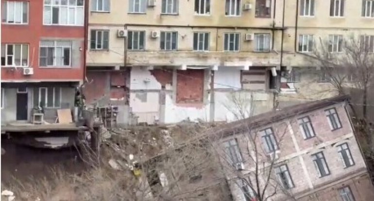 Mahaçqalada iki çoxmənzilli bina çökdü