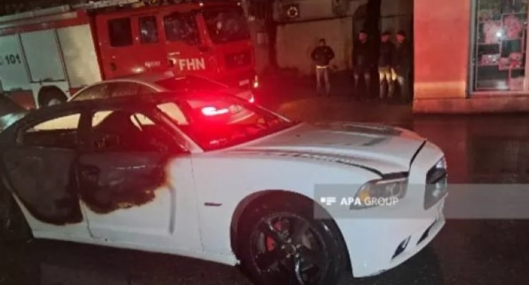 Hərbi Prokurorluğun qarşısında maşın yandı - FOTO