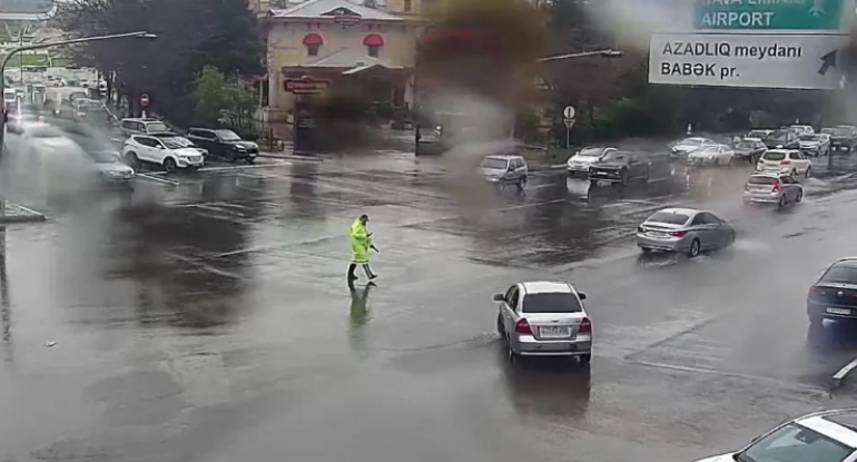 NİİM: Yağışa görə bəzi ərazilərdə nəqliyyatın hərəkəti çətinləşib, sıxlıq yaranıb