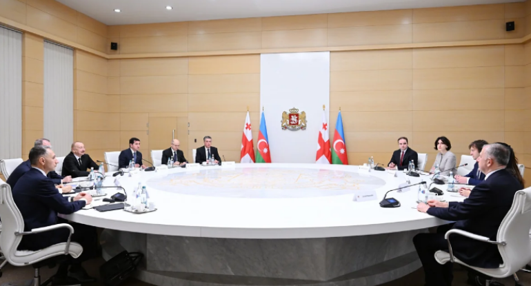 İlham Əliyevin Gürcüstanın Baş naziri İrakli Kobaxidze ilə geniş tərkibdə görüşü olub