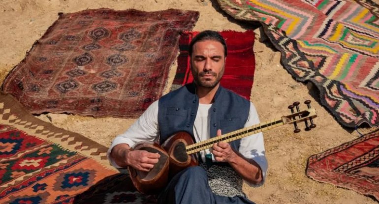 İranlı bəstəkar elektrik stansiyasını musiqi ilə qoruyur
