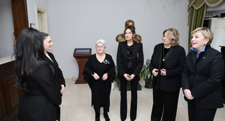 Mehriban Əliyeva Tbilisidə Mirzə Fətəli Axundzadə adına Azərbaycan Mədəniyyəti Muzeyi ilə tanış olub