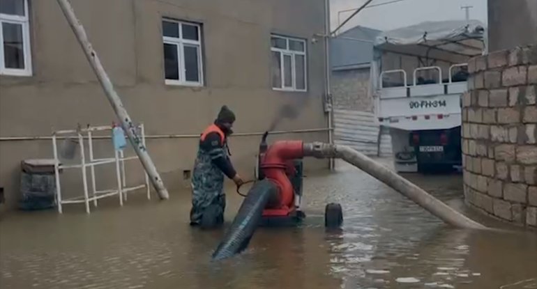 Bu ərazilərdə yağışın fəsadları aradan qaldırılır - VİDEO