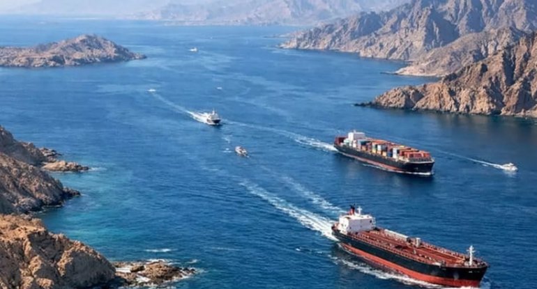 İran gəmilərin Hörmüz boğazından keçidindən on milyardlarla dollar qazana bilər