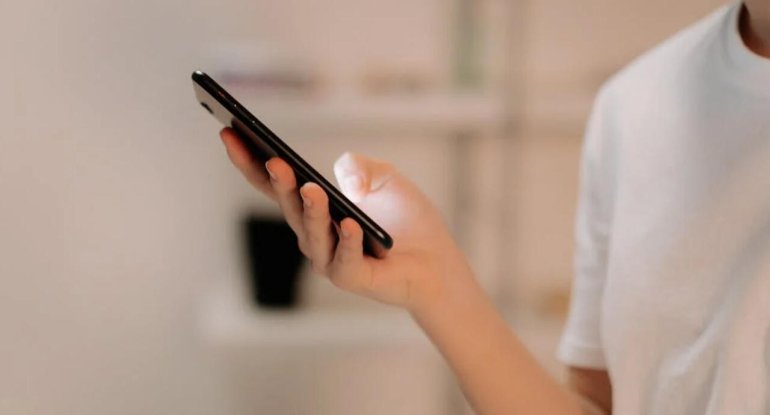 ​Cibinizdəki "saatlı bomba": Hər gün etdiyimiz bu hərəkət telefonu daxildən məhv edir