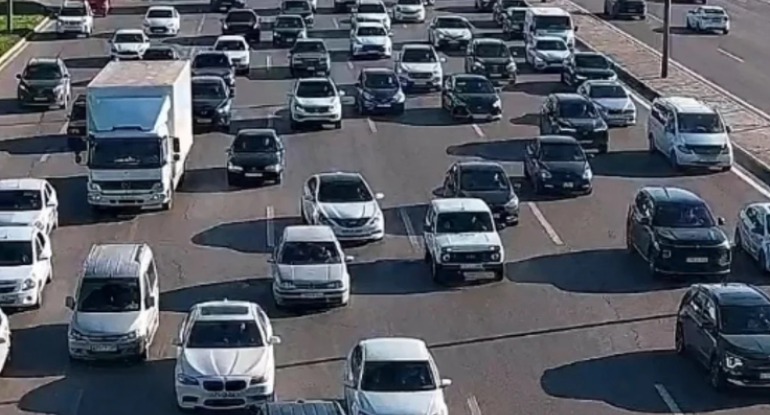 Bakının bir sıra yollarında tıxac yaranıb