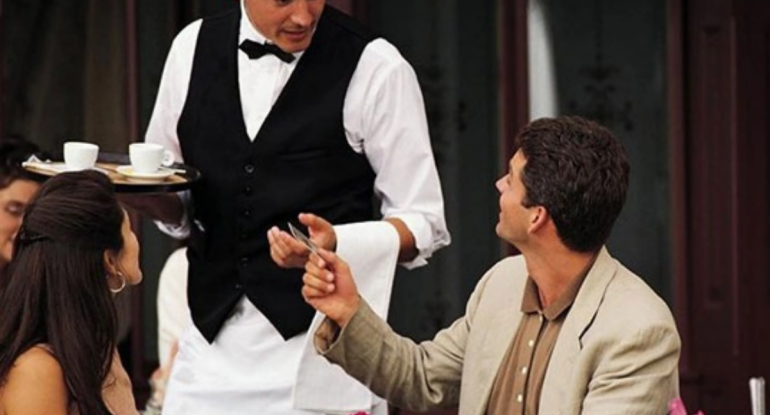 Restoranlarda servis haqqı məcburidirmi?
