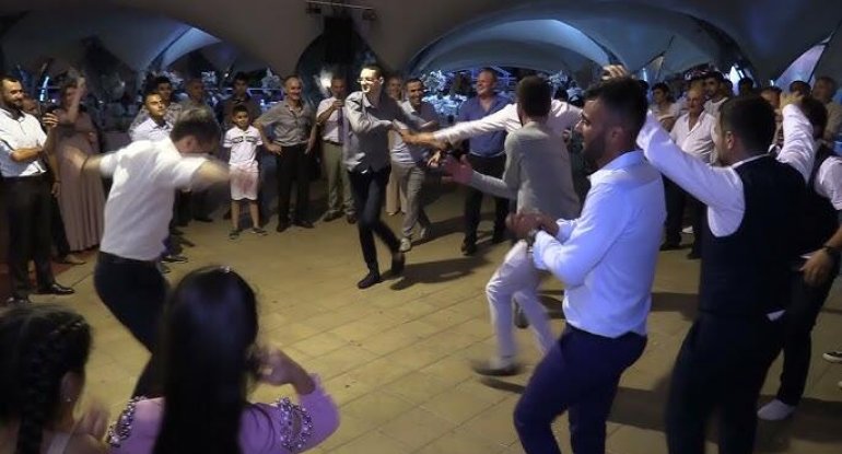 Azərbaycanda toylarda yenilik: Bəyə &ldquo;kirayə dostlar&rdquo; tutulur