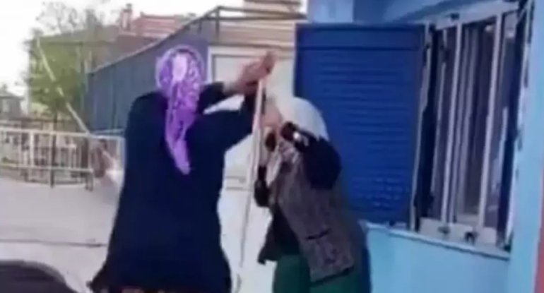 Məktəb yeməkxanasına hücum etdi, qadınlar əlbəyaxa oldu: İğdırda - VİDEO