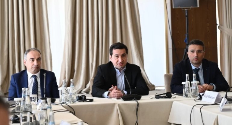 Hikmət Hacıyev Qəbələdə Azərbaycan və Ermənistan vətəndaş cəmiyyətlərinin nümayəndələri ilə görüşüb