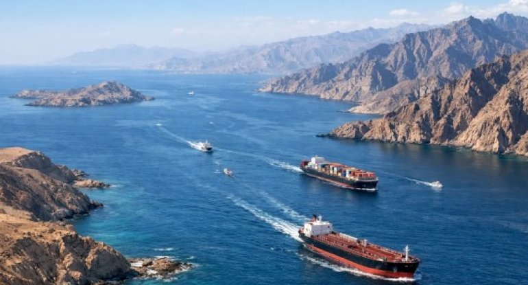"Bloomberg": İki supertanker Hörmüz boğazından keçə bilməyib