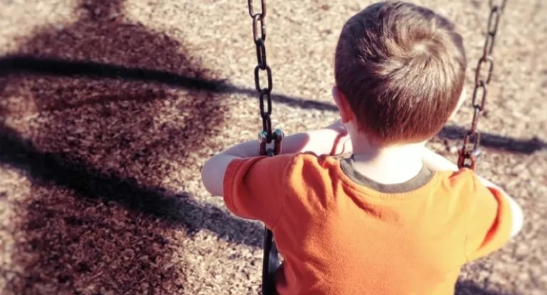 9 yaşlı uşaq paltarsız və ac halda tapıldı: Atası və sevgilisi həbs olundu - Fransada
