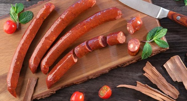 Kolbasa və sosiska təhlükəsi: mədə xərçəngi riski artır!