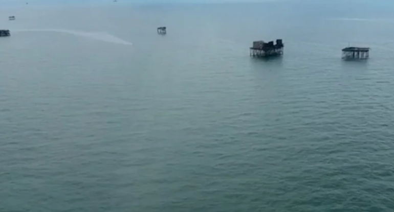 Xəzərdə Neft Daşlarının yaxınlığında balıqçı batıb, əraziyə helikopter cəlb edilib