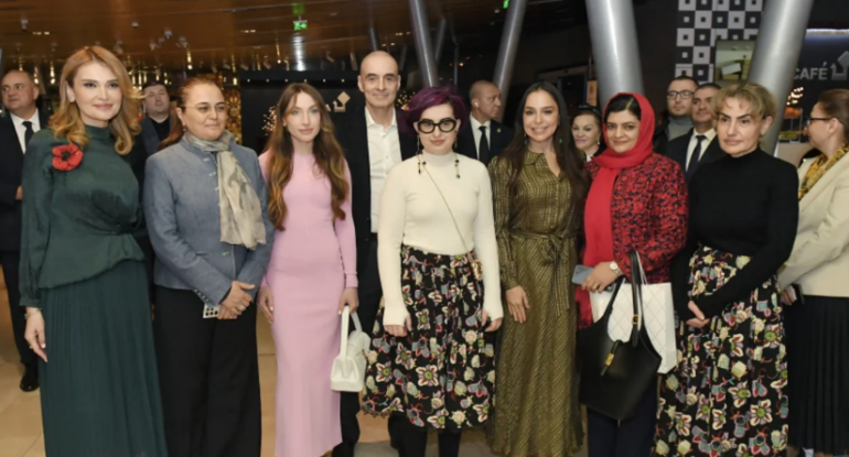 Leyla Əliyeva və Alyona Əliyeva "Yaddaşa həkk olunan təsvir" adlı sərginin açılışında - FOTO