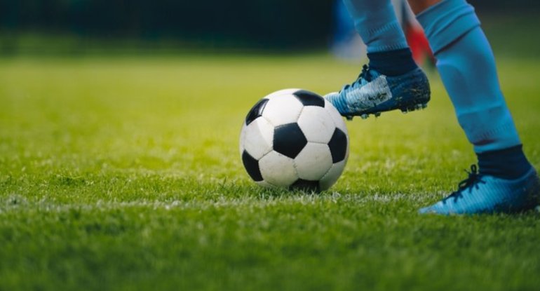 Sumqayıtda futbol oynayarkən halı pisləşən gənc ölüb