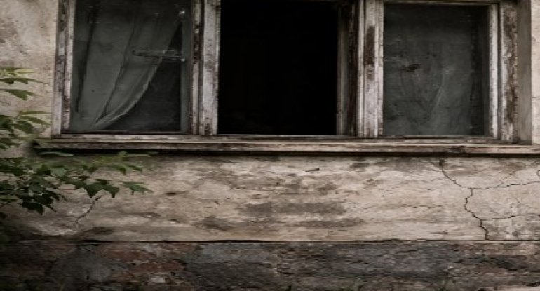 Bakıda TƏHLÜKƏ: 100 ildən çox yaşı olan qamış bina hər an uça bilər