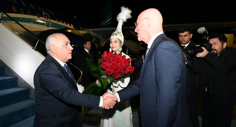 Baş nazir Əli Əsədov Qazaxıstana işgüzar səfərə gedib
