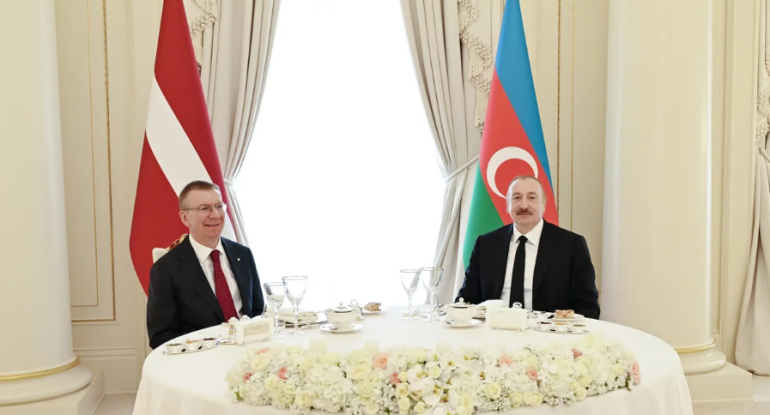 Latviya Prezidentinin şərəfinə rəsmi lanç verilib