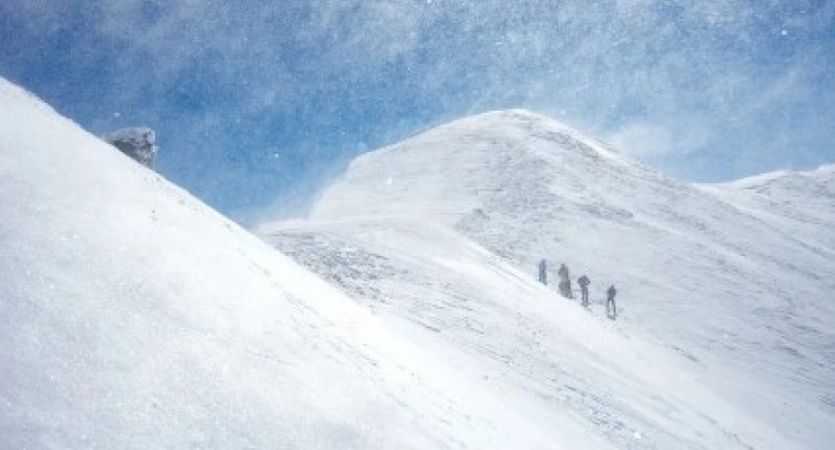 Everestdə buzlaq çökdü: Yüzlərlə turist baza düşərgəsində qaldı